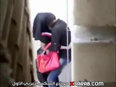 أمين شرطة زانق مرات البواب الوتكة تحت السلم و يقلعها و يفرشها و يجيبهم video