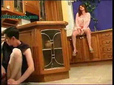 انثى جميلة بقميص نوم فى المبطخ video