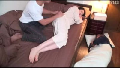 الاخ والاخت يحق لهما مشاركة السرير معا video