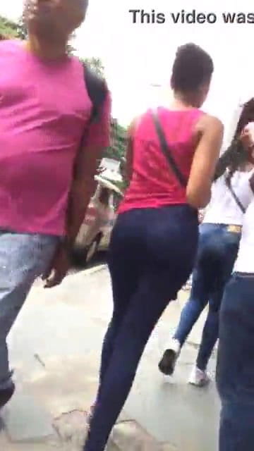 شاب يقوم بتصوير مؤخرات البنات في شوارع تونس video