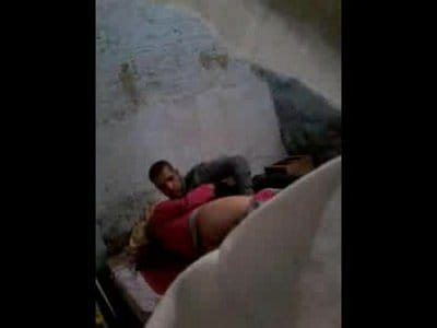 يستغل غياب اهله ويضحك على اخته ويفشخها نيك وهى تبكى ساعة كاملة video