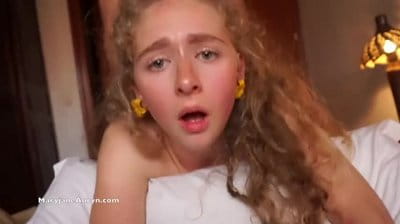 بنت صغيرى تفشخ نيك في كسها بعنف video
