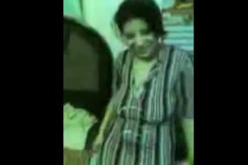 رقص فلاحة هايجه على نفسها وطلع بزازها وتهز فيهم مع هز الطيز video