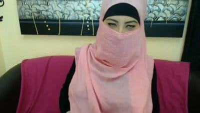 محجبة تتعرى امام الكاميرا video