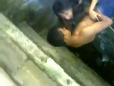 واد وبنت مزواغين من المدرسه وراحو فى فتحه فى الارض وراح ينيك فيها ويف video